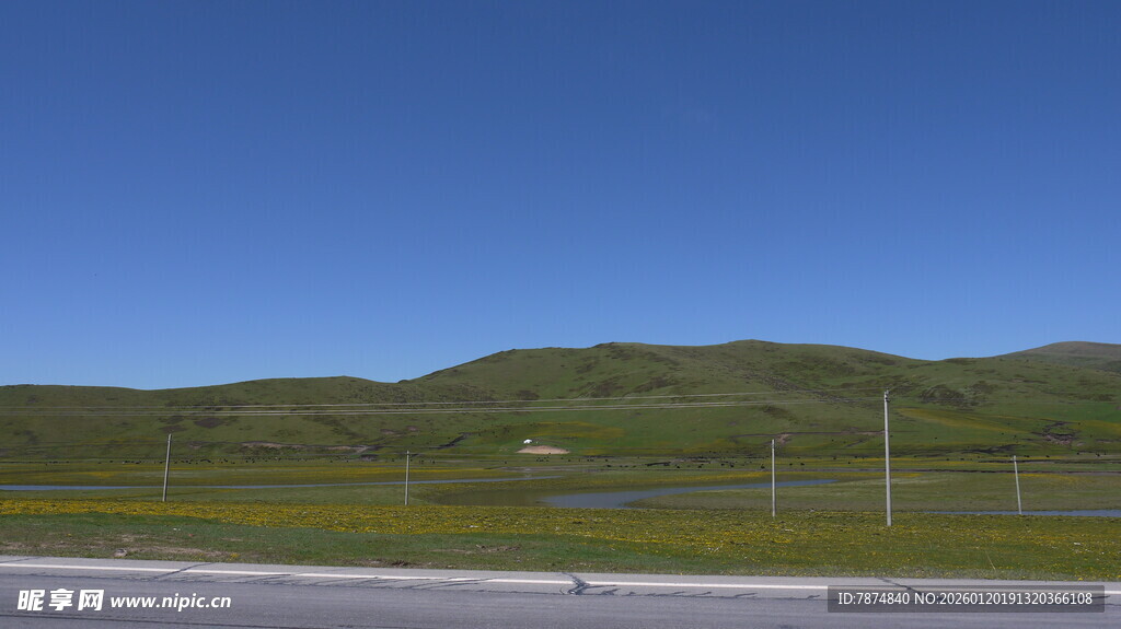 公路旁的青山蓝天美景
