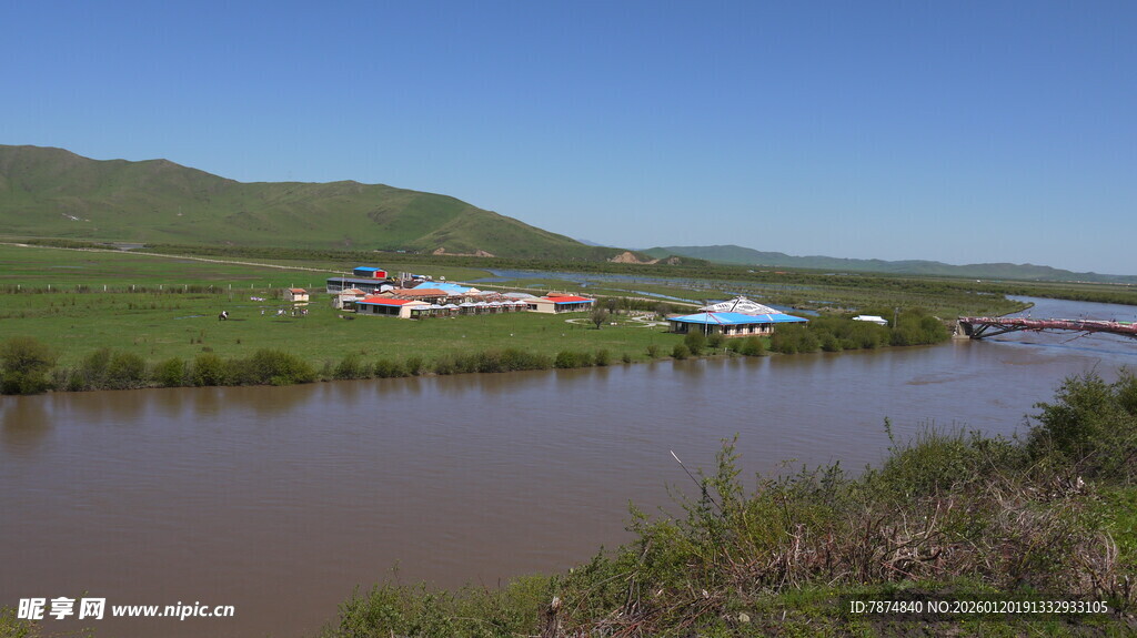 草原河畔村落风光