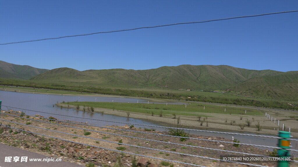 乡村田野边的铁路风景
