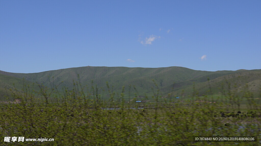 青山蓝天间的广袤原野