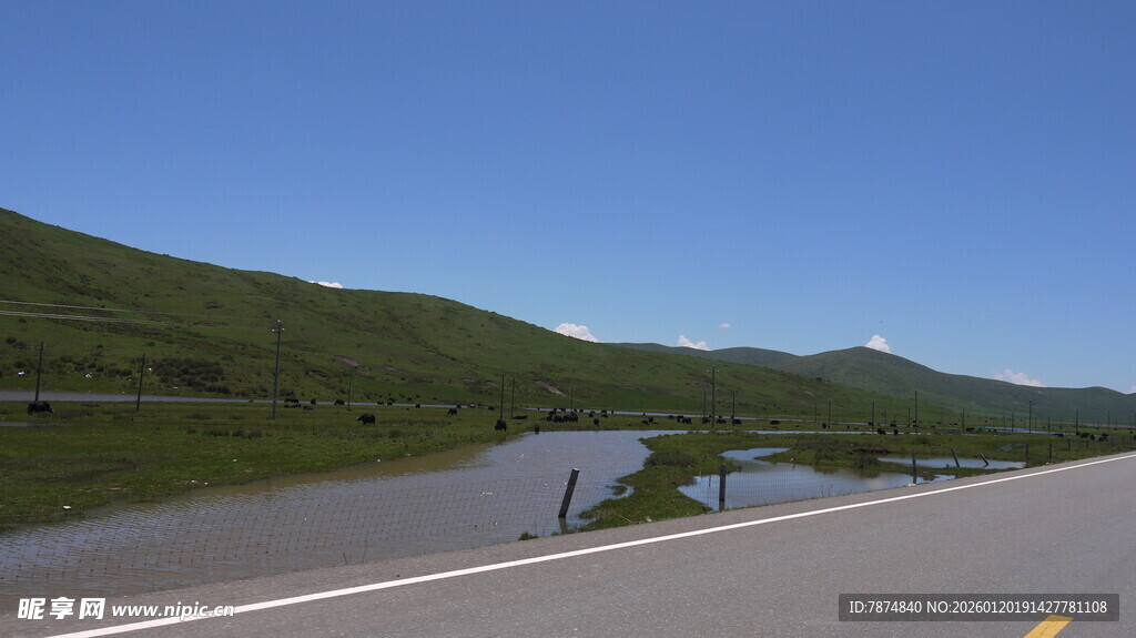 公路旁的山水风光美景
