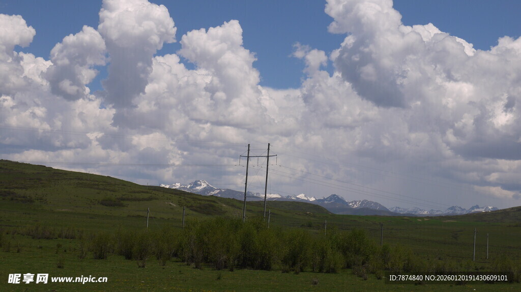 草原上的蓝天白云与电塔