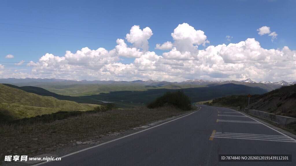 公路延伸向蓝天白云