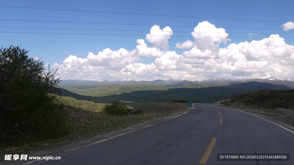 公路伸向远方的美丽风光