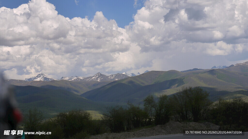 壮丽山景与蓝天白云