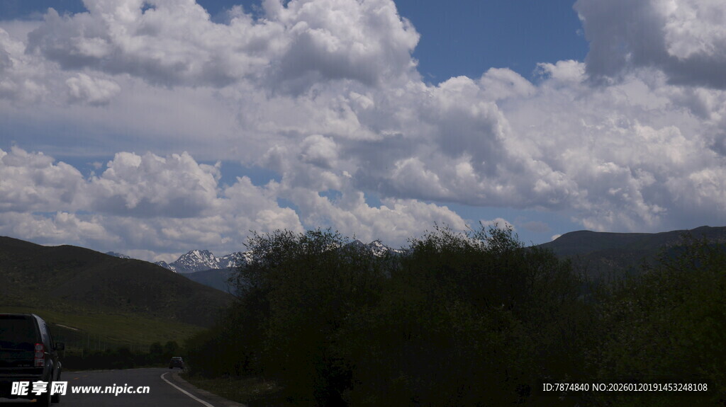 公路边的蓝天与蓬松云朵