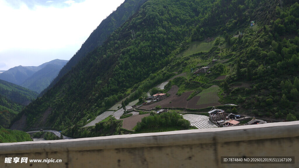 山间村落公路风景