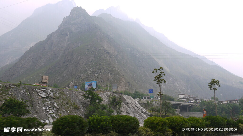 山间景致 绿植点缀山峰