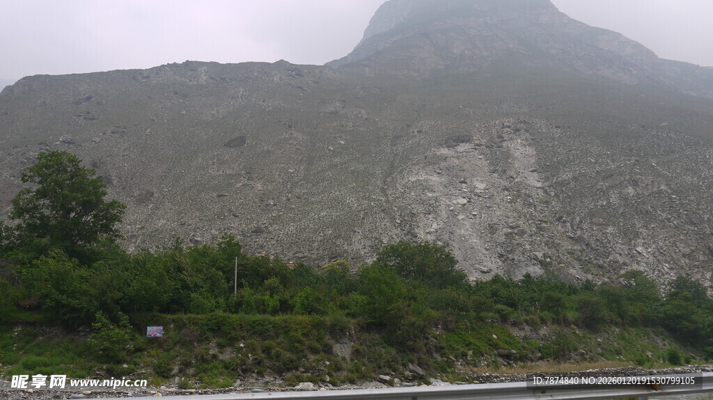 山间云雾缭绕的自然景致