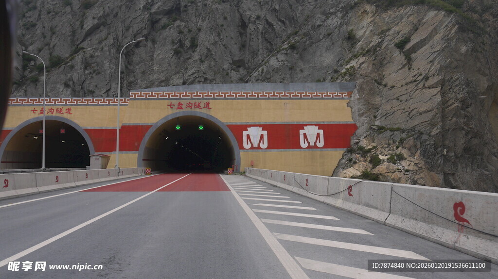 山间双洞公路隧道入口