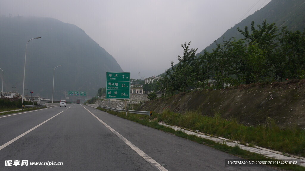 雾中高速公路景象