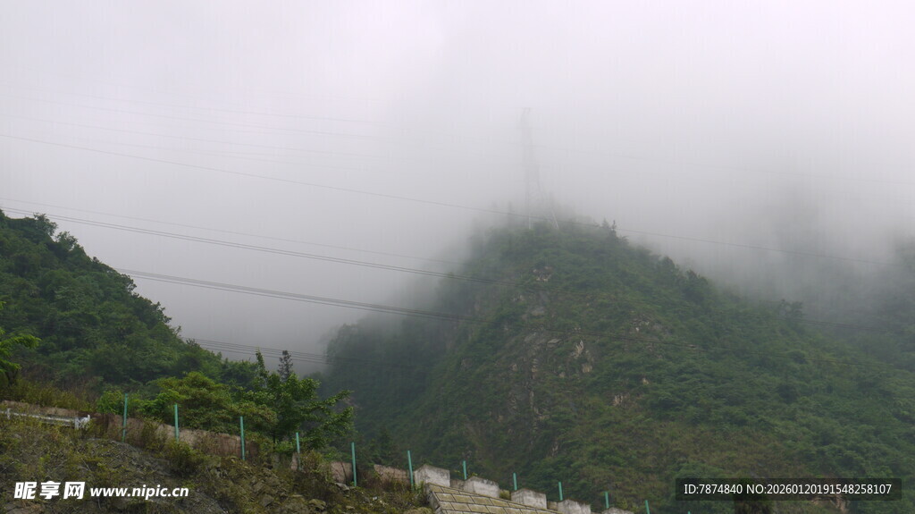 云雾缭绕的青山美景