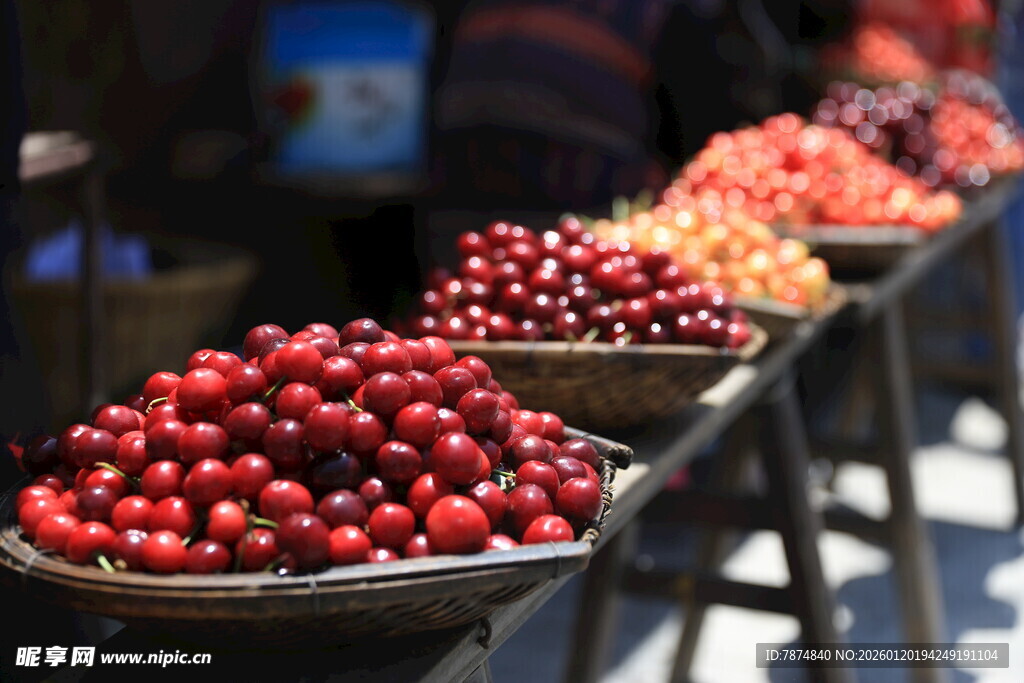 新鲜樱桃整齐摆放在摊位