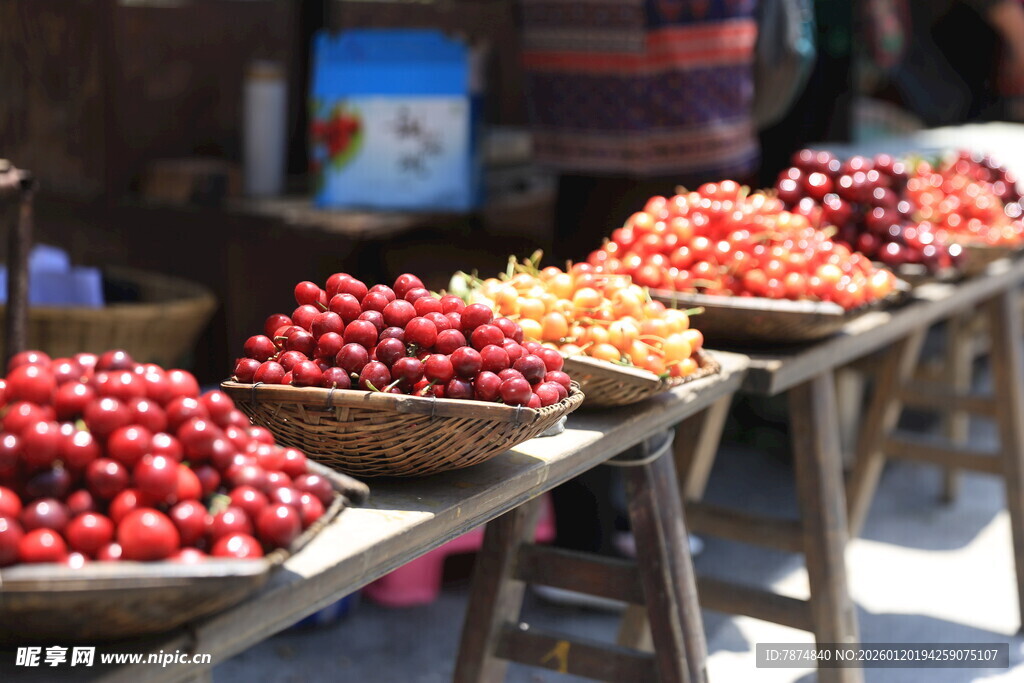 集市上摆放的多彩新鲜水果