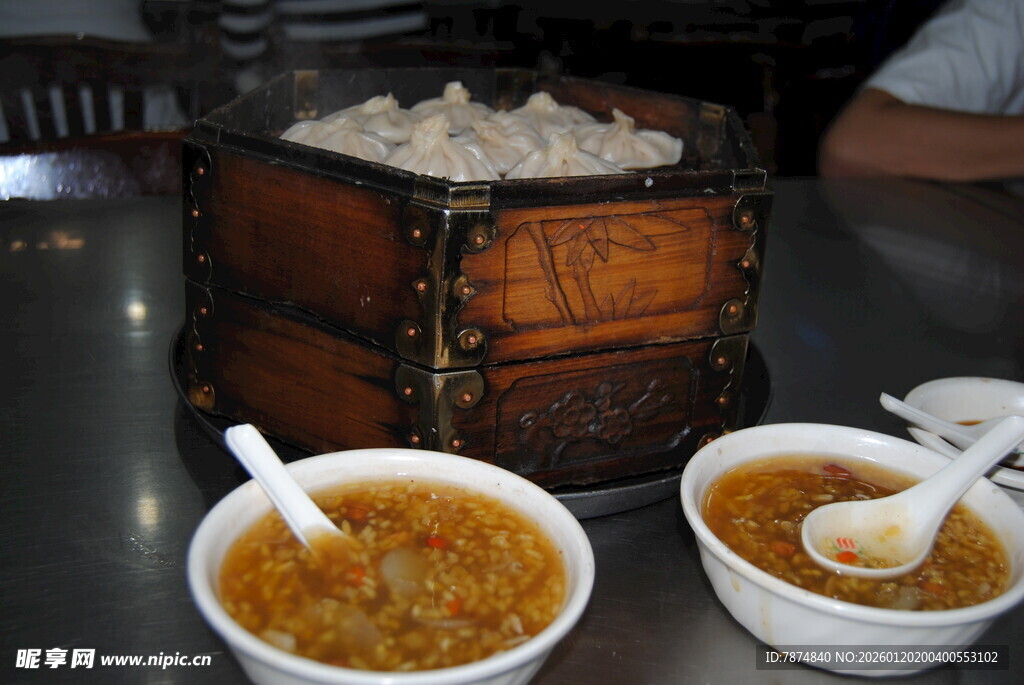 传统美食 两碗酱料与木盒
