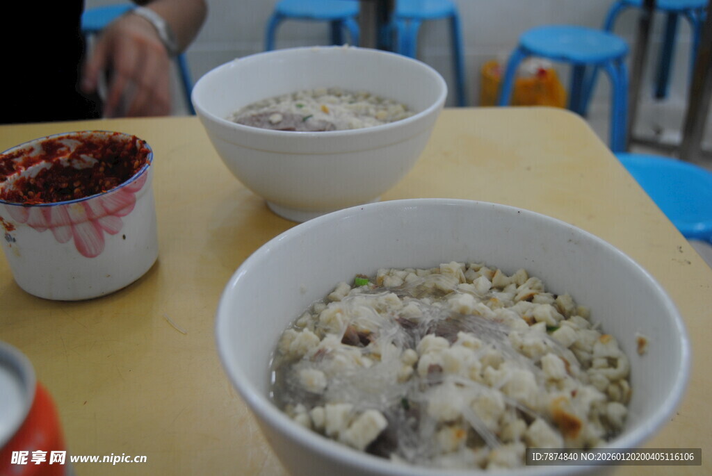 桌上的美味粥与酱料