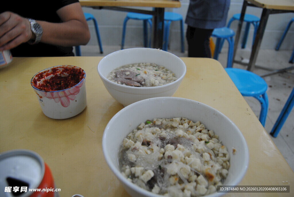 桌上的美味餐食与饮品