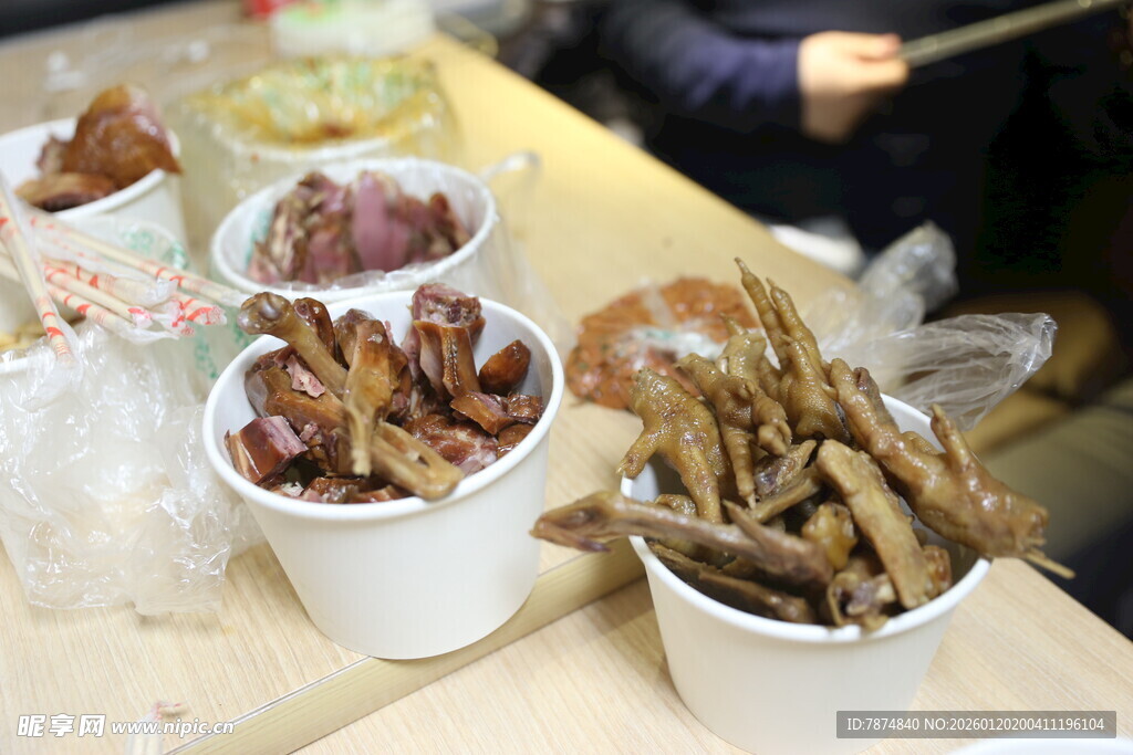 多样小吃摆放在小杯小碟中