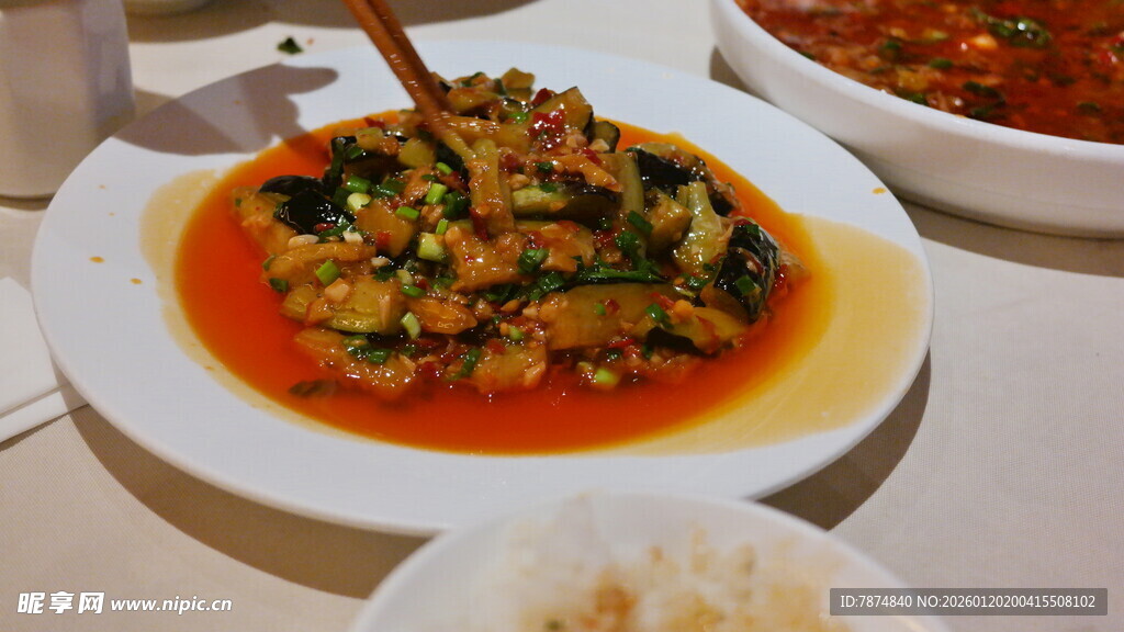 美味菜肴摆于盘中