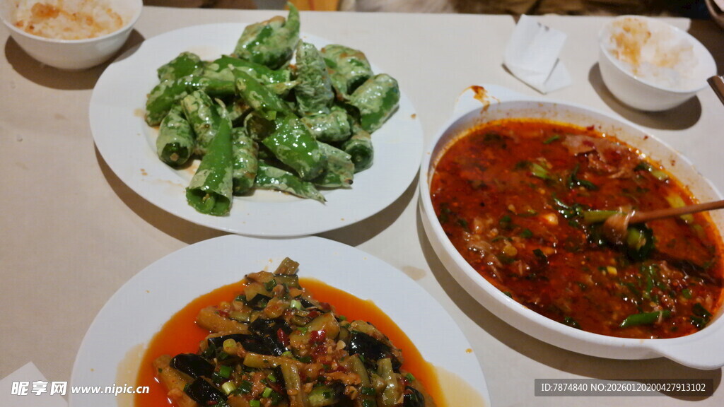 多样美味菜肴摆于餐桌