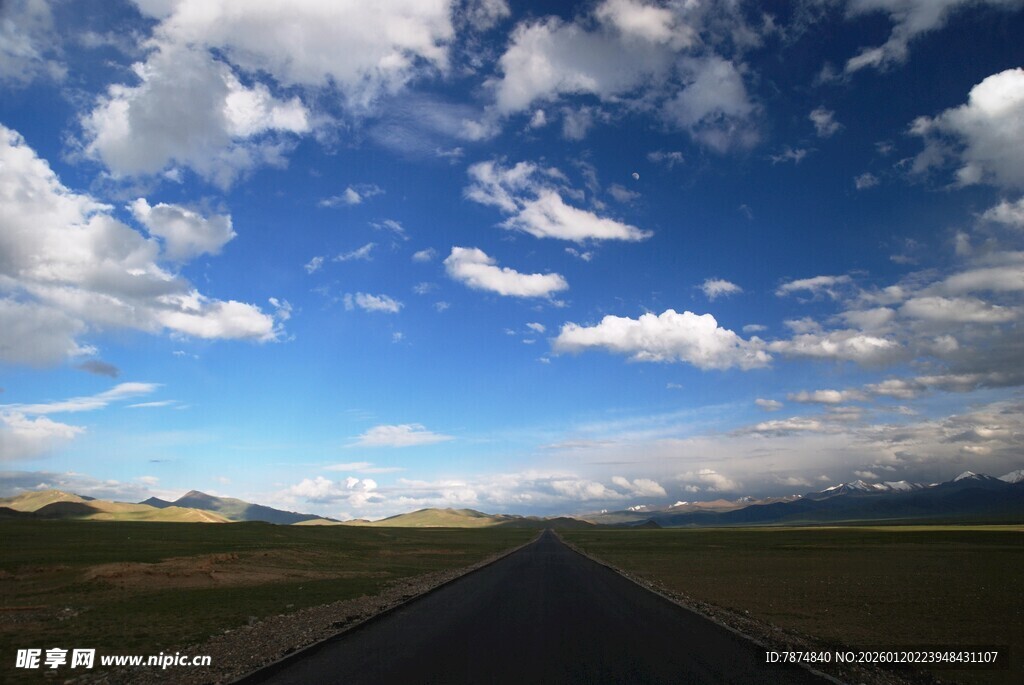 草原公路上的蓝天白云