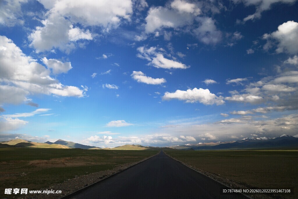 旷野公路上的蓝天白云