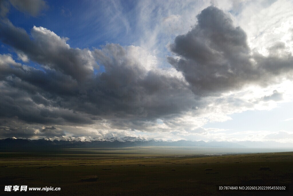 草原上的壮丽云层景观
