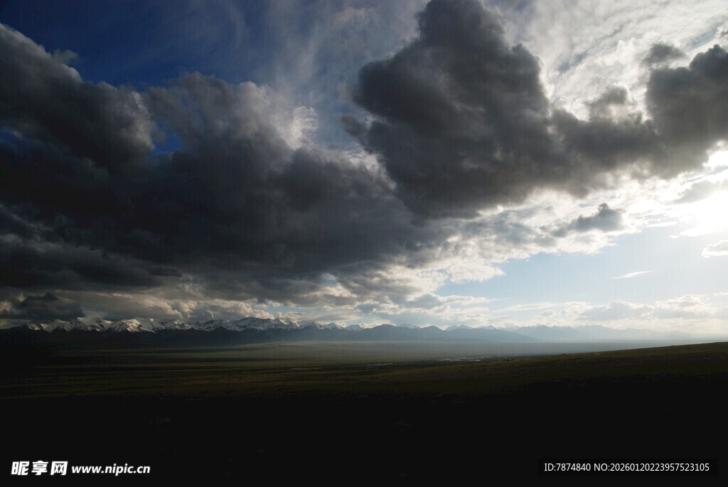 乌云笼罩下的开阔原野