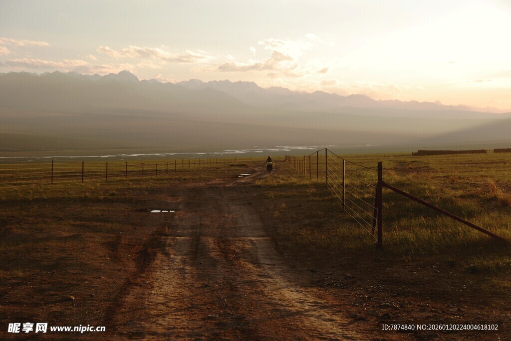 黄昏下的乡间土路