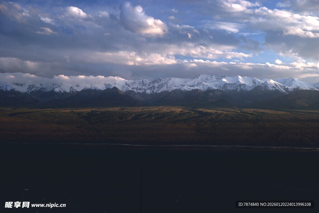 壮丽山景与天空云彩