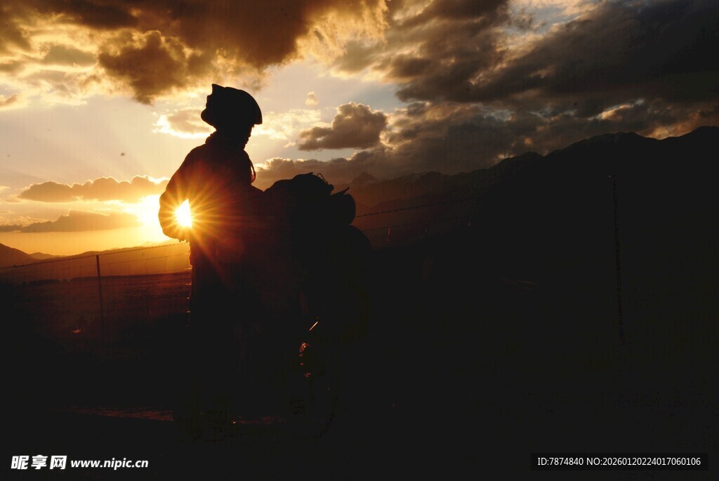 夕阳下的骑行者剪影