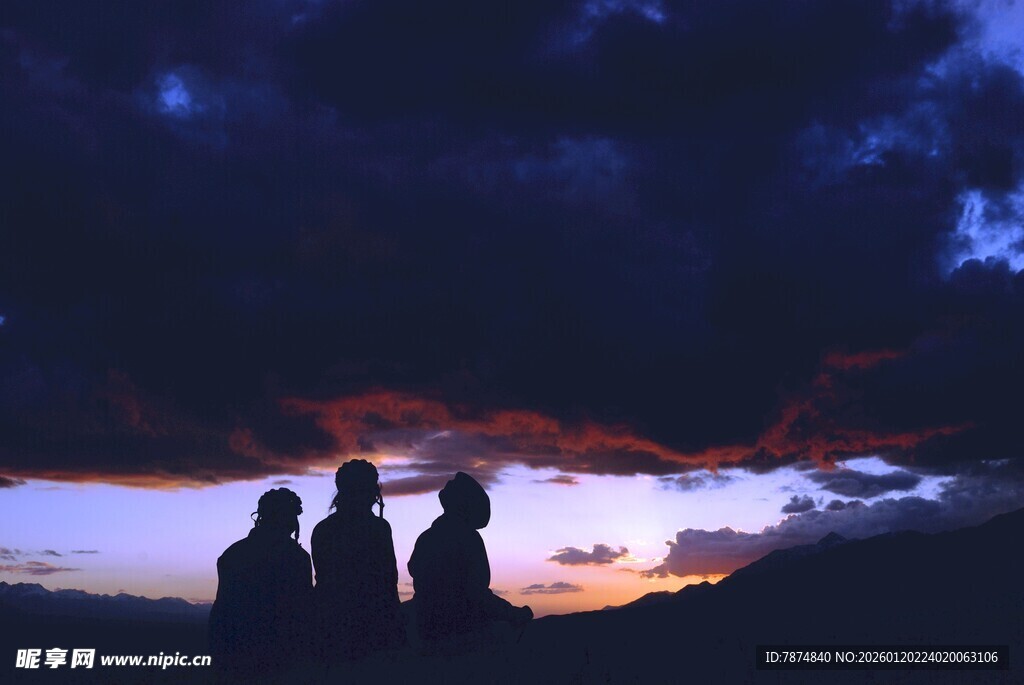 黄昏下的三人剪影