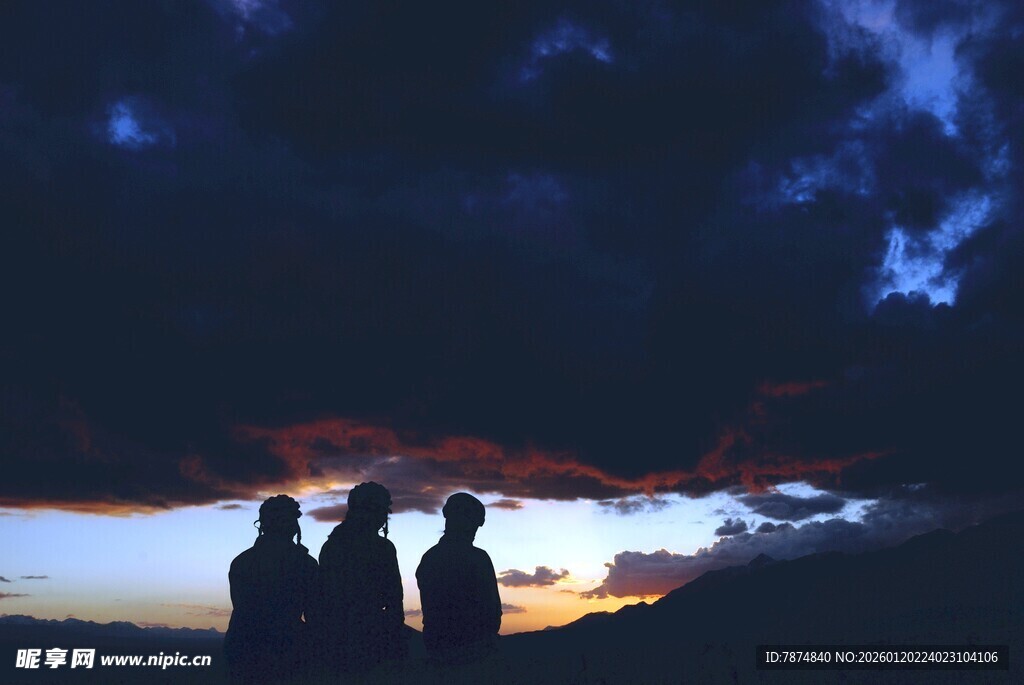 夕阳下的三人剪影