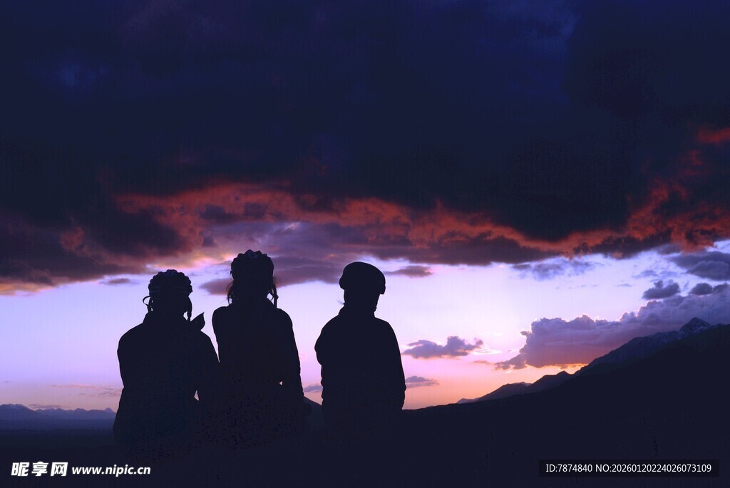 黄昏下的三人剪影