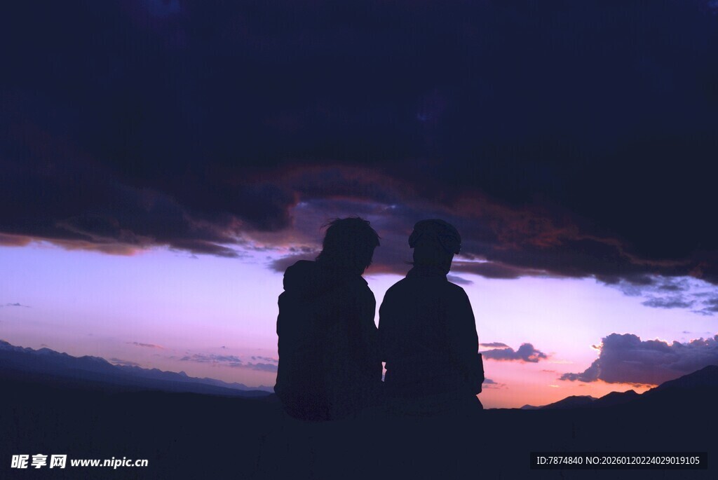 黄昏下的两人浪漫剪影