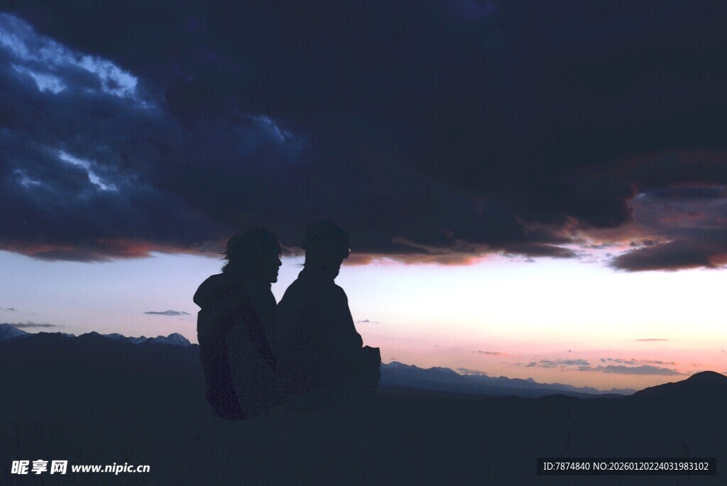 黄昏下相拥的两人剪影