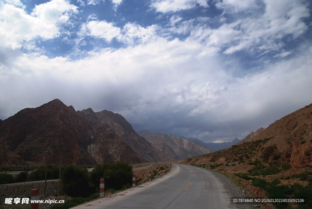 蜿蜒山路旁的壮丽山景