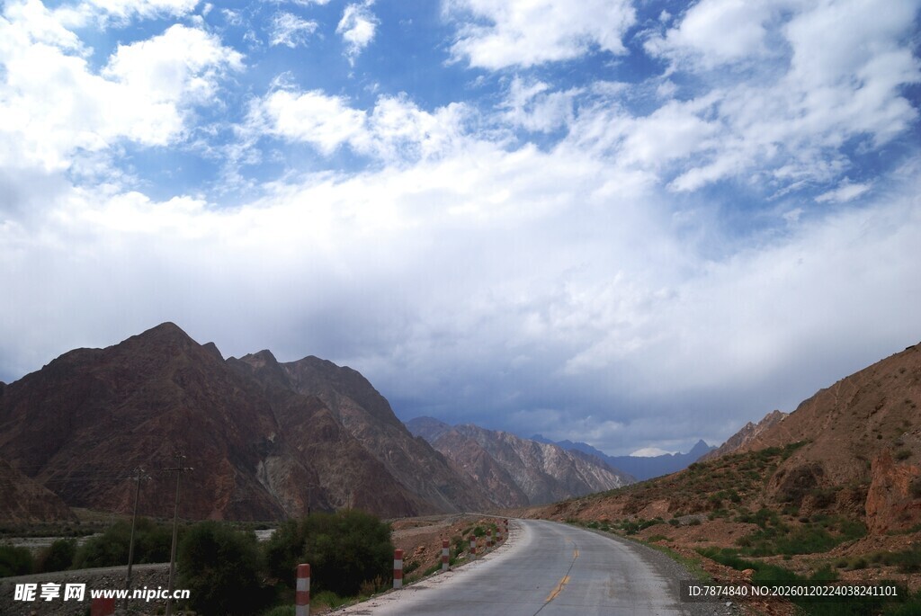 山间公路 蓝天白云相伴