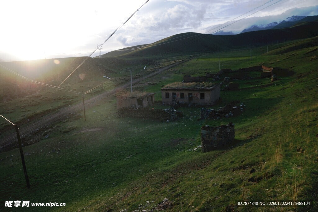 山间美景中的古朴建筑