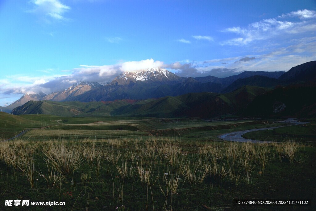 壮丽山野间的雪山美景