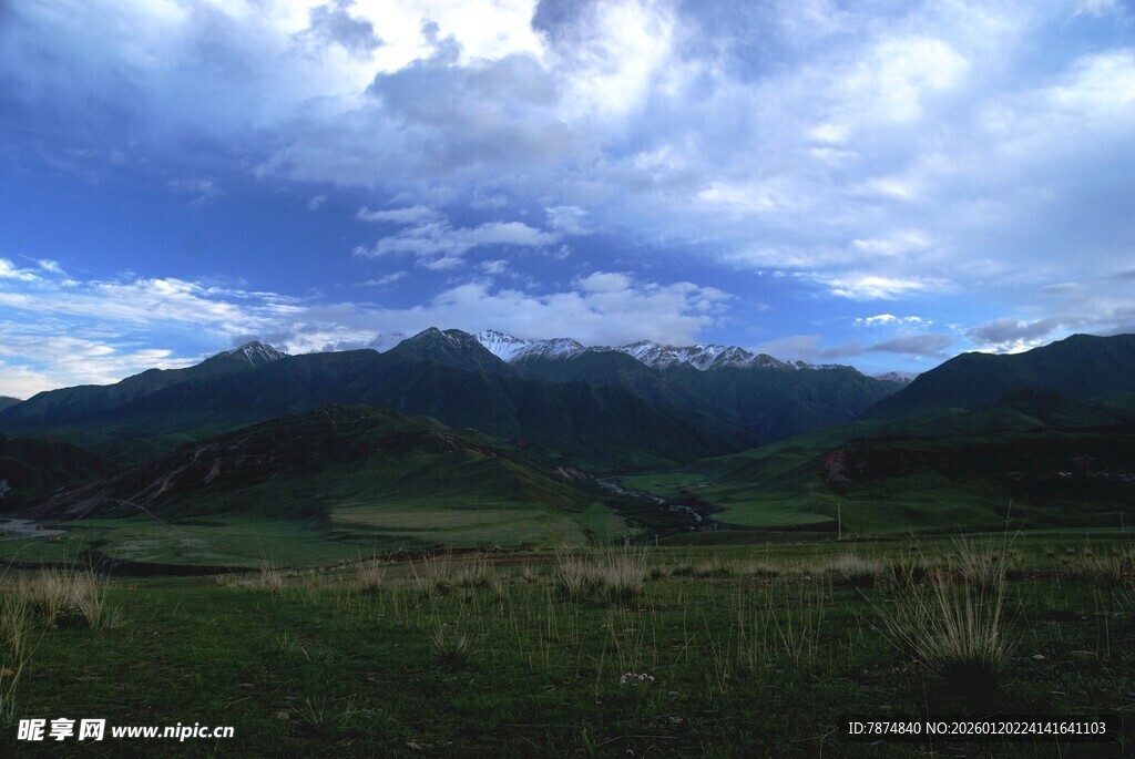 草原山峦间的壮美天空