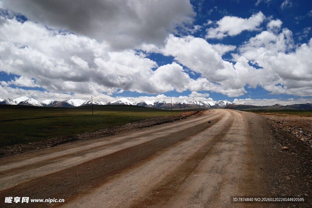 旷野中的蜿蜒土路