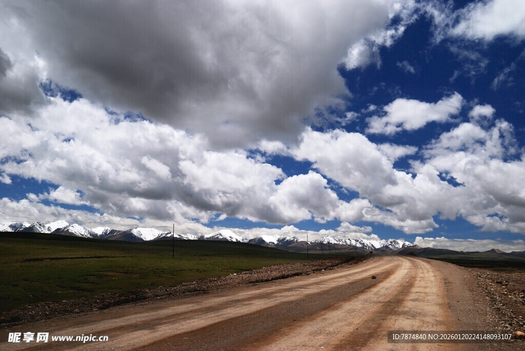 旷野土路 蓝天白云之景