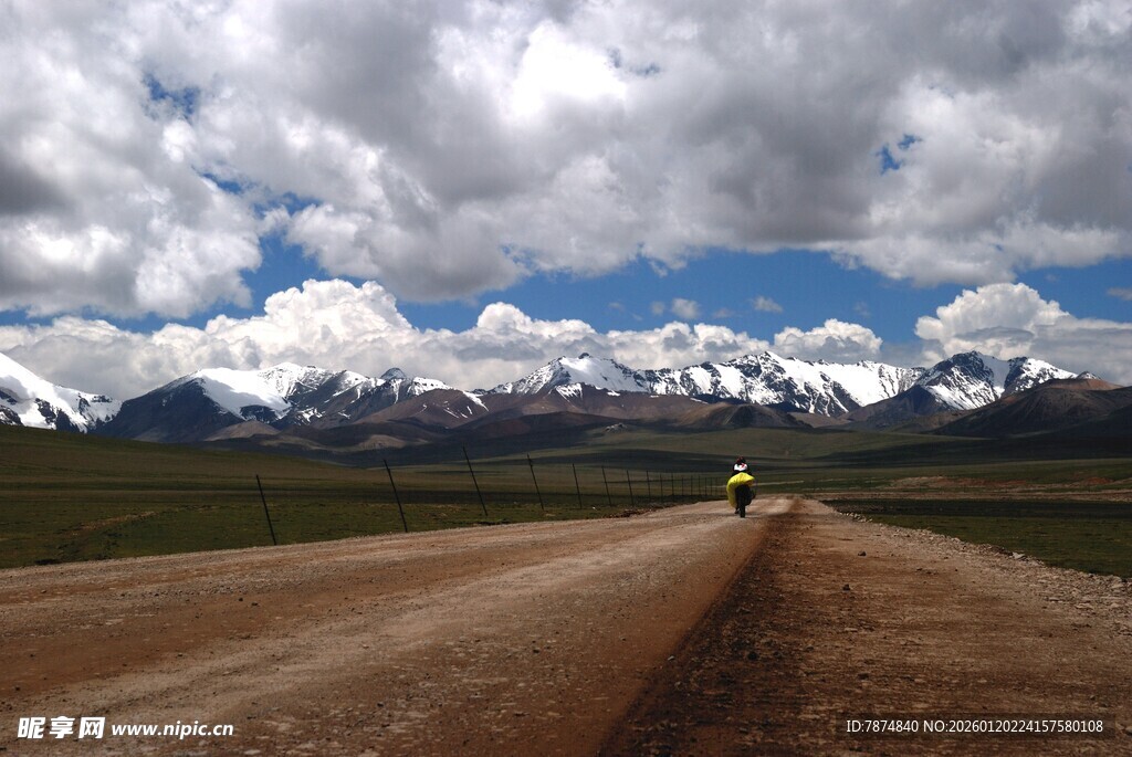 旷野土路 远山白云相伴
