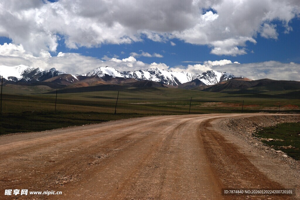 旷野土路与远处雪山景观