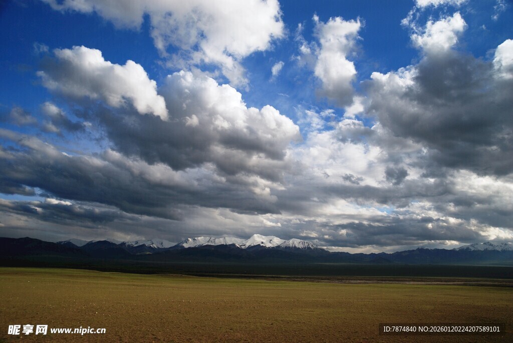 草原上空的壮丽云层