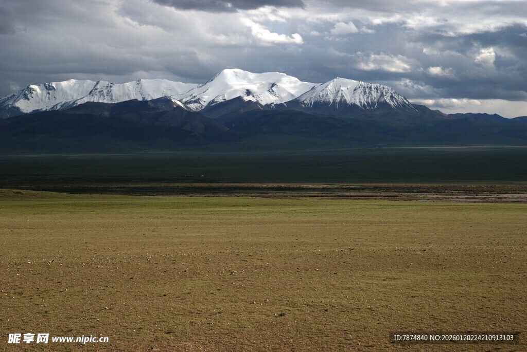 草原尽头的巍峨雪山