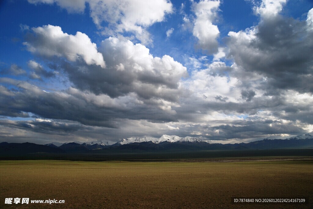 草原上空的壮丽云层