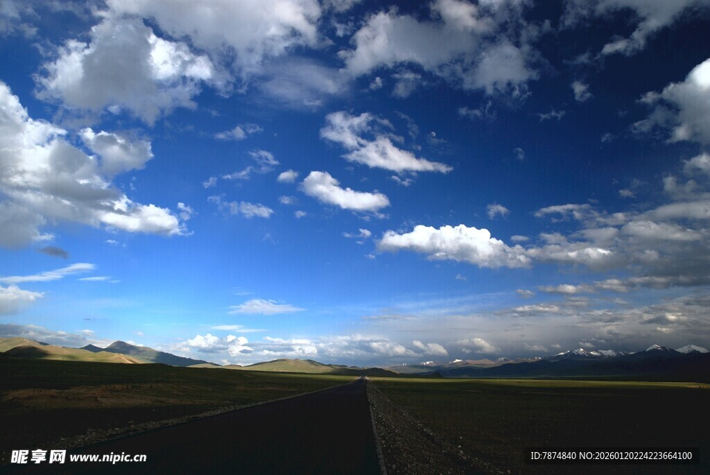 蓝天白云下的广袤原野