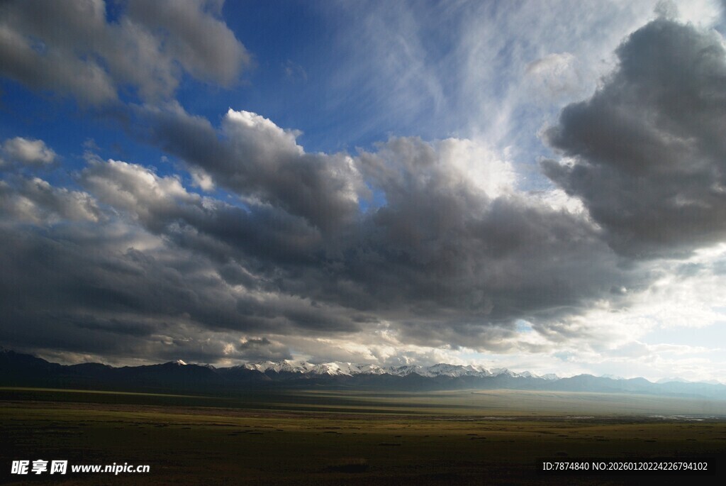 草原上空的壮丽云层景观